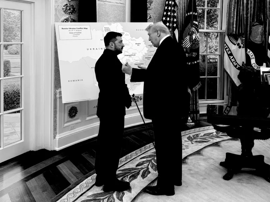 صورة نشرها البيت الأبيض للرئيس الأميركي دونالد ترمب ونظيره الأوكراني فولوديمير زيلينسكي وهما يتبادلان الحديث أمام خريطة تُظهر سيطرة روسيا على عدد من المناطق الأوكرانية. واشنطن. 18 أغسطس 2025 - @Scavino47