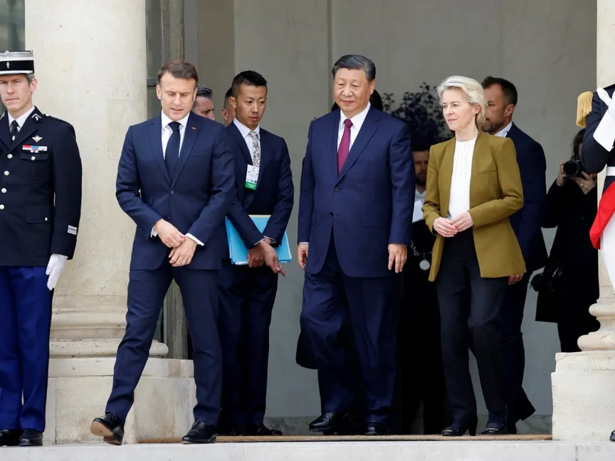 الرئيس الفرنسي إمانويل ماكرون (يسار) ونظيره الصيني شي جين بينج إلى جانب رئيسة المفوضية الأوروبية أورسولا فون دير لاين في قصر الإيليزيه. باريس، فرنسا. 6 مايو 2024 - AFP