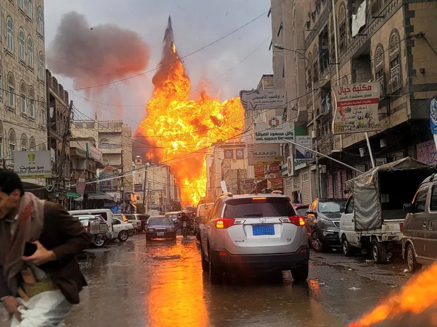 ألسنة النيران تتصاعد من مواقع استهدفتها غارات جوية إسرائيلية في صنعاء باليمن. 24 أغسطس 2025 - Reuters