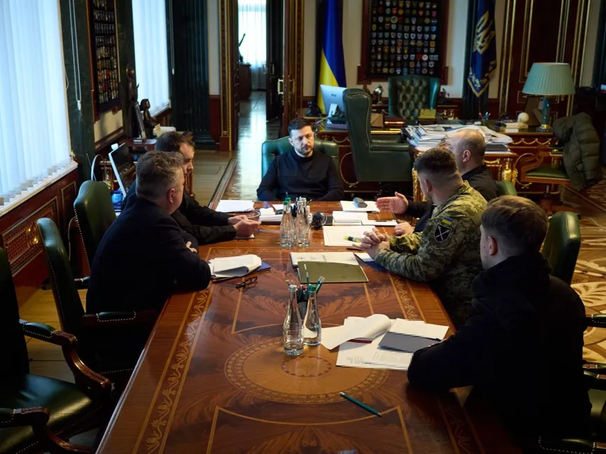 الرئيس الأوكراني فولوديمير زيلينسكي يجتمع مع وفد بلاده المشارك في محادثات السلام. 2 فبراير 2026 - x/ZelenskyyUa