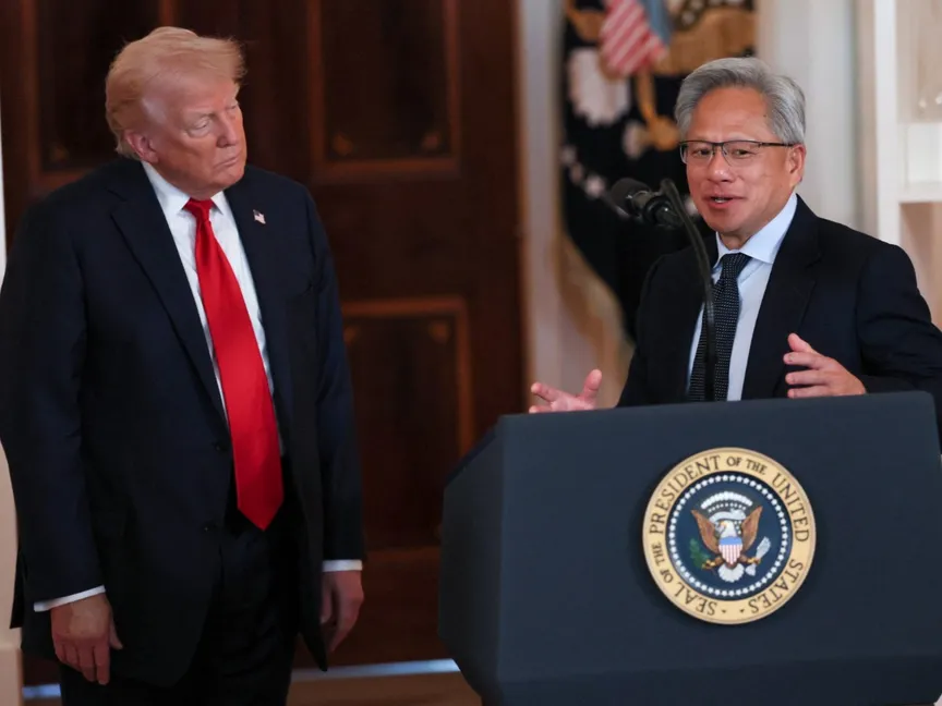 الرئيس التنفيذي لشركة NVIDIA جينسن هوانج يلقي كلمة بجوار الرئيس الأميركي دونالد ترمب في فعالية الاستثمار في أميركا في واشنطن العاصمة. 30 أبريل 2025 - Reuters