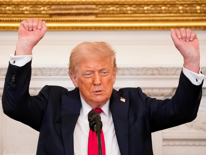 الرئيس الأميركي دونالد ترمب يلوح بيده خلال غداء مكتب الإيمان في البيت الأبيض في واشنطن العاصمة، الولايات المتحدة. 14 يوليو 2025 - Reuters