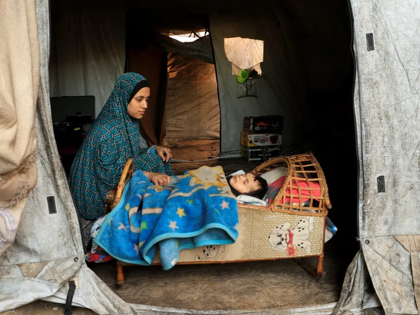 فلسطينيون نزحوا خلال الهجوم الإسرائيلي المستمر منذ عامين يلجأون إلى مخيم من الخيام في خان يونس، جنوب قطاع غزة. 20 فبراير 2026 - Reuters