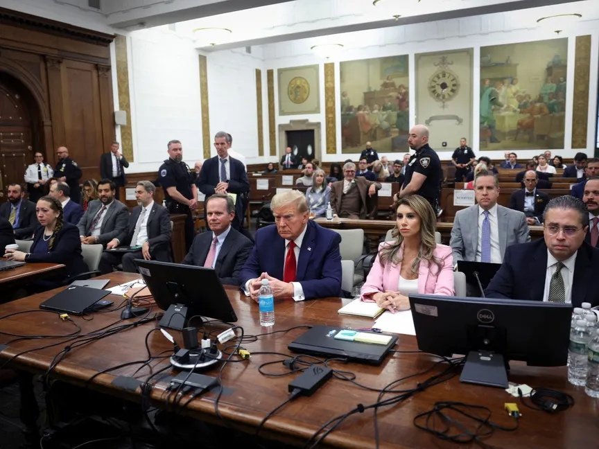 الرئيس الأميركي السابق دونالد ترمب يحضر جلسة محاكمته في قضية الاحتيال المدني لمنظمة ترمب أمام المحكمة العليا لولاية نيويورك في حي مانهاتن بمدينة نيويورك. 7 ديسمبر 2023 - REUTERS