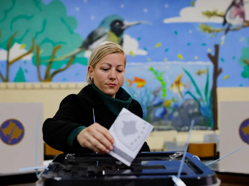 كوسوفو تجري انتخابات عامة يخيم عليها التوتر مع صربيا