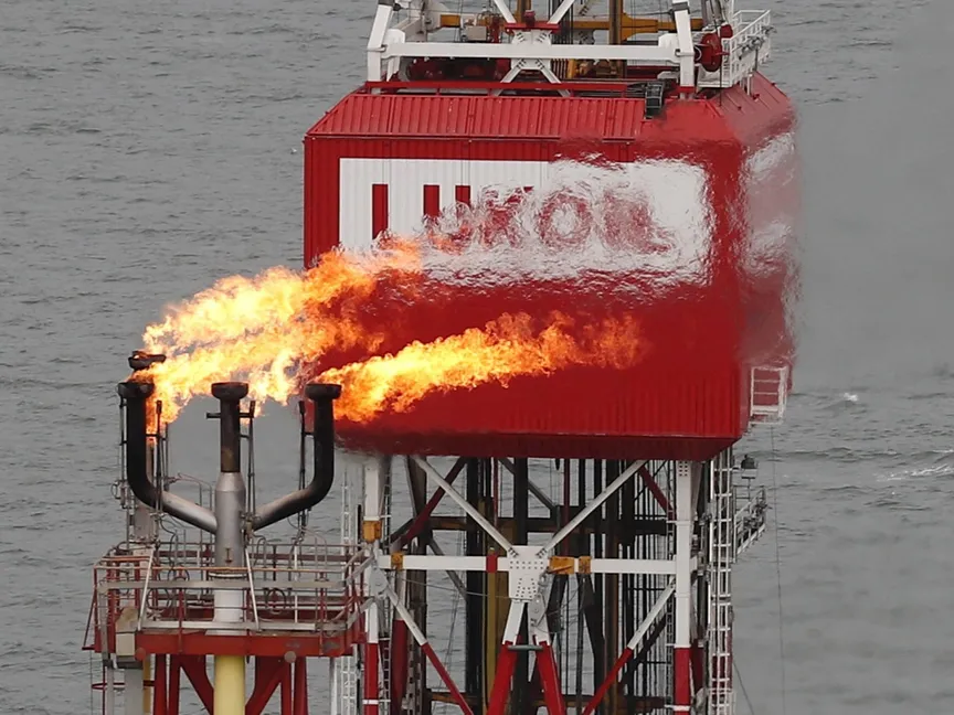 شعار شركة الطاقة الروسية "لوك أويل" على منصة نفطية في بحر قزوين- 16 أكتوبر 2018 - Reuters