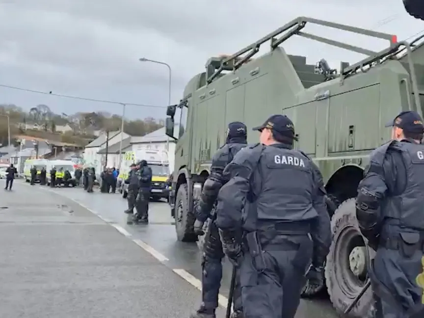 عناصر الشرطة الإيرلندية خلال عملية لإنهاء حصار محتجين لمصفاة "وايت جيت" النفطية. 11 أبريل2026 - reuters