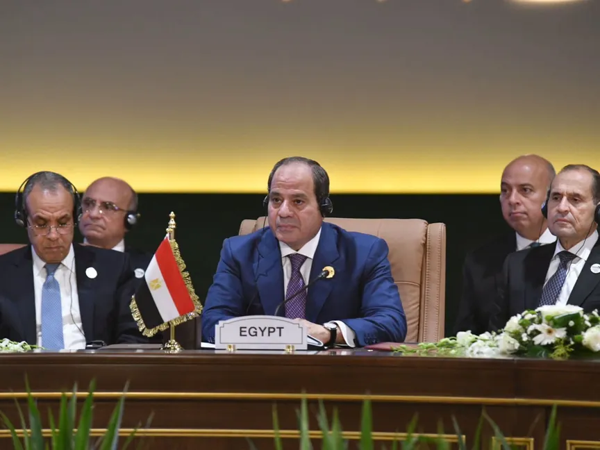 الرئيس المصري عبد الفتاح السيسي في الجلسة الافتتاحية للاجتماع التنسيقي الثامن لمنتصف العام للاتحاد الأفريقي والتجمعات الاقتصادية الإقليمية الذي تستضيفه مصر بمدينة العلمين الجديدة. 4 أكتوبر 2026 - الرئاسة المصرية