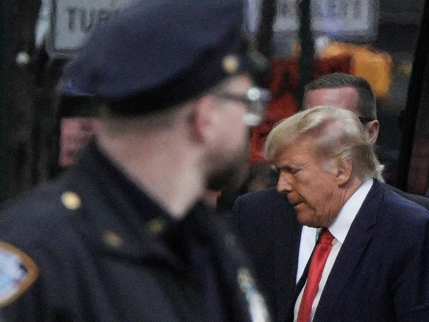 الرئيس الأميركي السابق دونالد ترمب يصل إلى "برج ترمب" في مدينة نيويورك بالولايات المتحدة. 3 أبريل 2023 - REUTERS