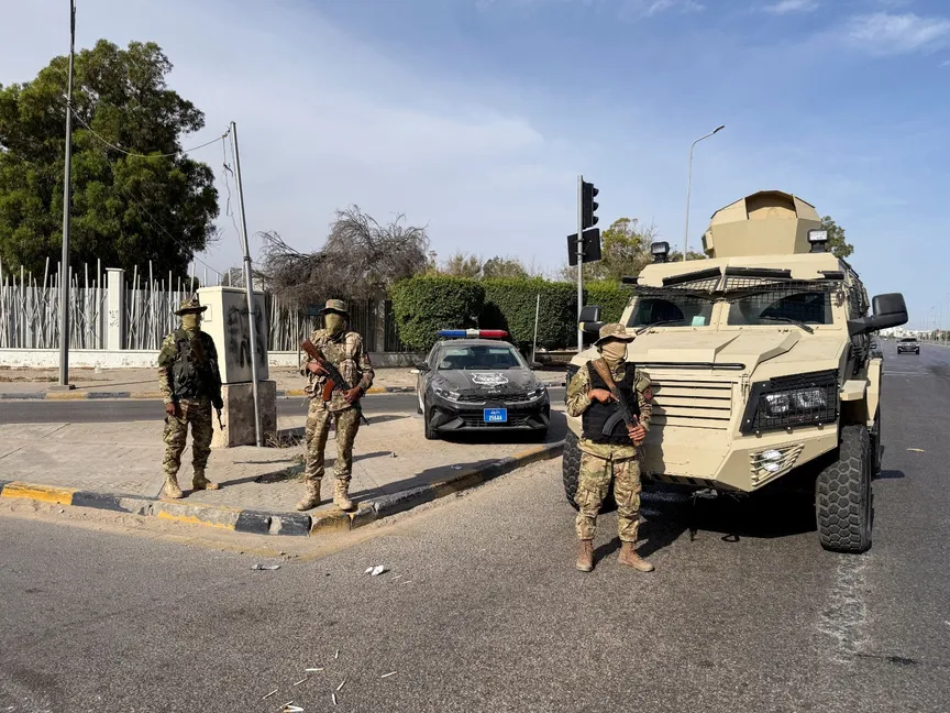 أفراد من اللواء قتال 444 يقفون حراساً في العاصمة طرابلس. 13 مايو 2025 - REUTERS