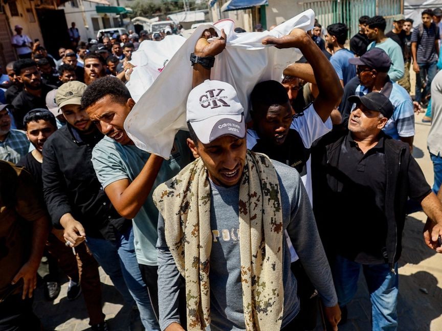 إسرائيل تقتل 3 فلسطينيين في غارة على دير البلح بقطاع غزة