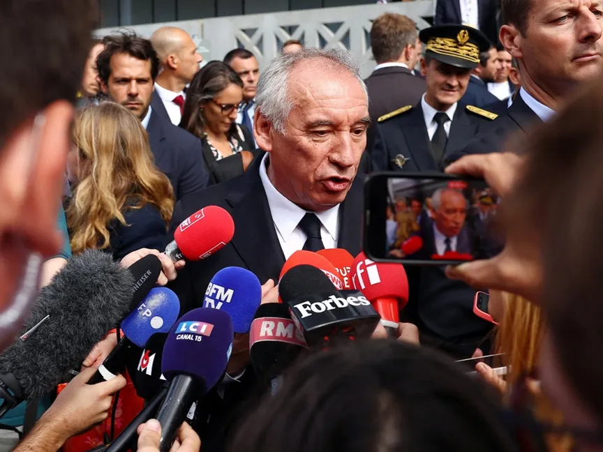 وسط مخاوف من "نموذج إيطاليا".. العجز المالي والانقسام السياسي يهددان حكومة فرنسا