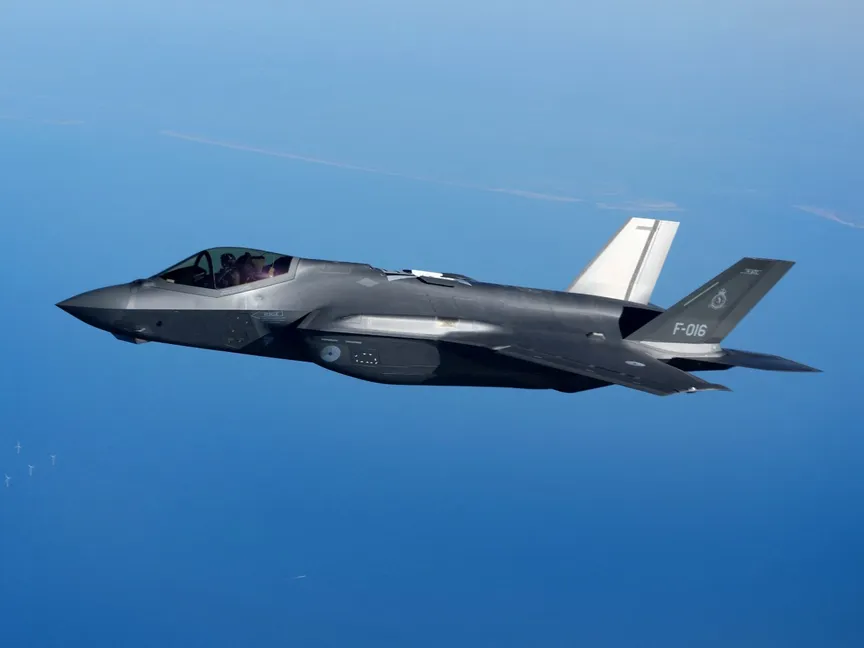 طائرة مقاتلة هولندية من طراز F-35 تحلق في الجو خلال مناورة علم رامشتاين التابعة لحلف شمال الأطلسي فوق الدنمارك. 2 أبريل 2025 - Reuters