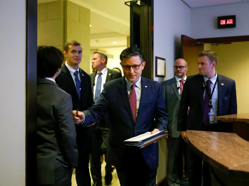 رئيس مجلس النواب الأميركي مايك جونسون يستعد لمؤتمر صحافي بعد اجتماع مؤتمر الحزب الجمهوري بمجلس النواب بالعاصمة واشنطن. 2 نوفمبر 2023 - AFP