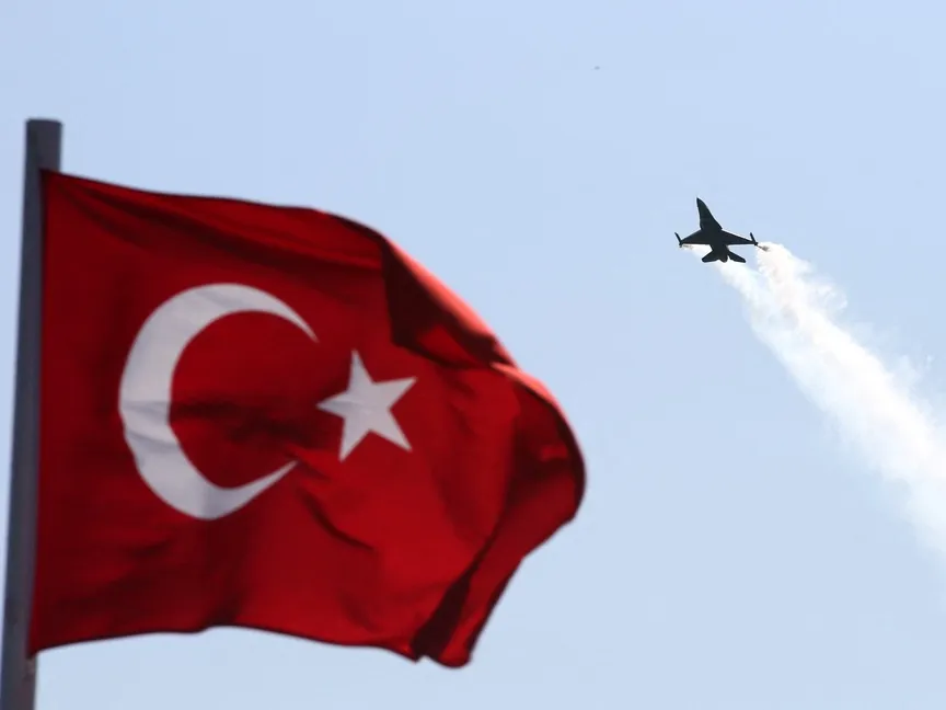 طائرة من طراز F-16 تابعة لسلاح الجو التركي خلال احتفالات يوم الأطفال والسيادة الوطنية في مرسين. 23 أبريل 2019 - AFP