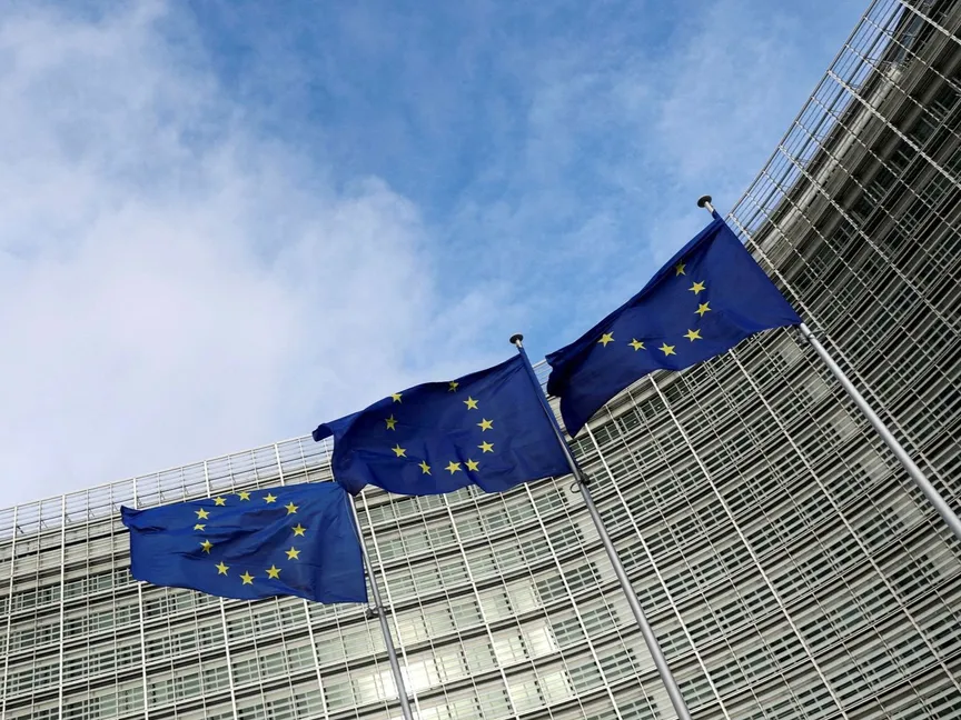 أعلام الاتحاد الأوروبي خارج مقر المفوضية في بروكسل. 8 نوفمبر 2023 - REUTERS