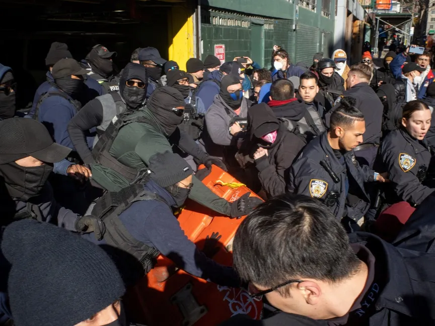 ضباط شرطة يشتبكون مع أشخاص أثناء تجمعهم لمنع عناصر وكالة إنفاذ قوانين الهجرة والجمارك الأميركية (ICE) من مغادرة مرآب سيارات في حي مانهاتن بمدينة نيويورك. 29 نوفمبر 2025 - REUTERS