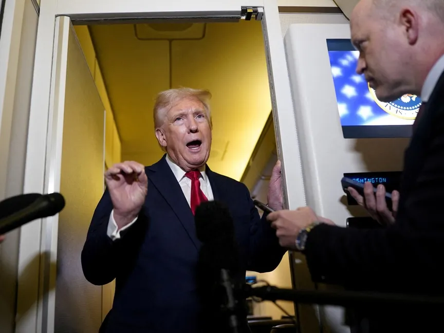 الرئيس الأميركي دونالد ترمب يتحدث إلى الصحافيين على متن الطائرة الرئاسية المتجهة إلى قاعدة أندروز المشتركة بولاية ماريلاند. 13 أبريل 2025 - REUTERS