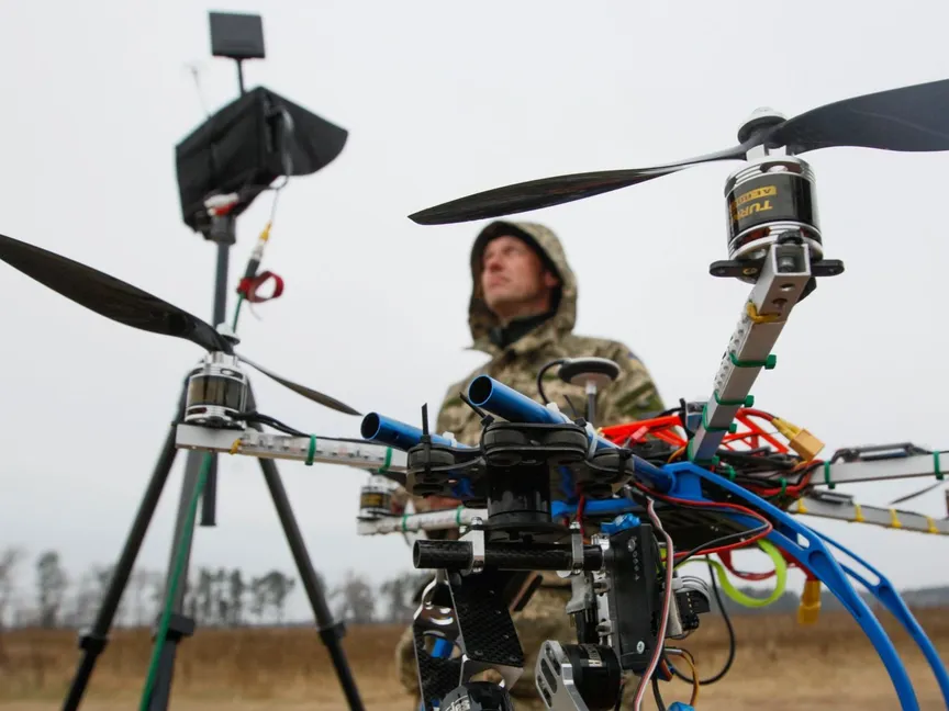جندي أوكراني يشغل طائرة مسيرة خلال تدريبات في ضواحي العاصمة كييف- 6 نوفمبر 2014 - REUTERS