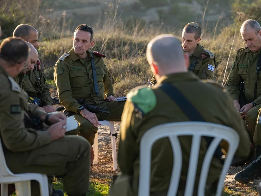 رئيس الأركان الإسرائيلي هرتسي هاليفي خلال زيارته لفرقة في الضفة الغربية. 7 يناير 2024 - twitter/AvichayAdraee