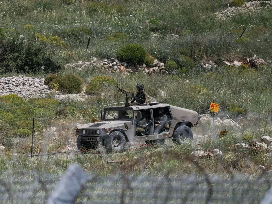 مركبة عسكرية إسرائيلية تظهر بالقرب من الحدود بين مرتفعات الجولان المحتلة وسوريا. 4 مايو 2025 - Reuters