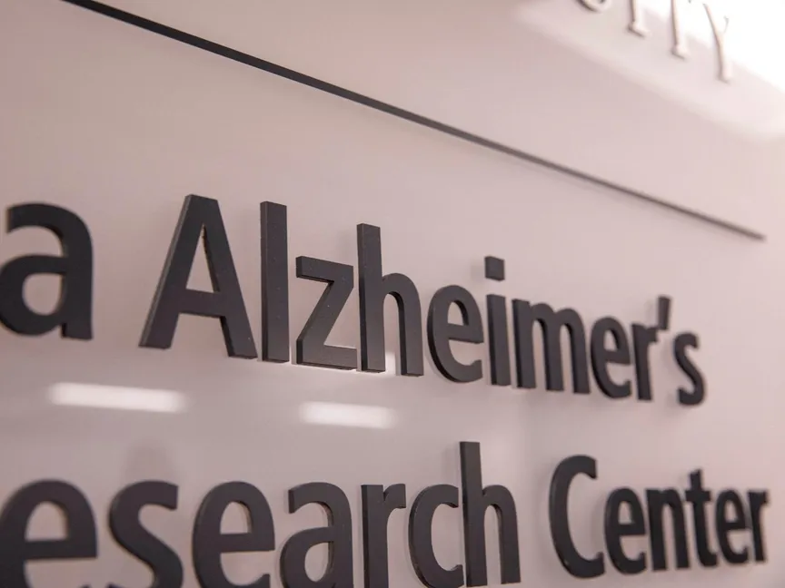 لافتة مركز جويزويتا لأبحاث مرض ألزهايمر في مركز صحة الدماغ بجامعة إيموري في أتلانتا، جورجيا، الولايات المتحدة. 12 يوليو 2023 - REUTERS
