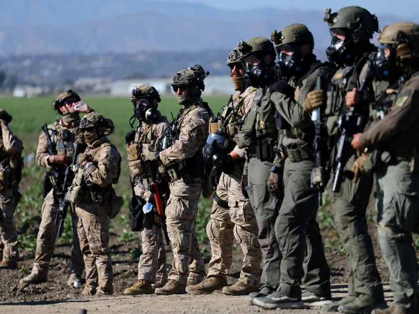 قوات أميركية على أهبة الاستعداد خلال تنفيذ موظفو الهجرة عملية في كاماريلو بولاية كاليفورنيا. 10 يوليو 2025 - REUTERS