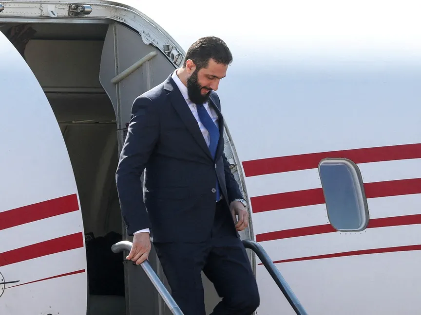 الرئيس السوري أحمد الشرع ينزل من الطائرة عند وصوله إلى العاصمة عمان في الأردن. 26 فبراير 2025 - REUTERS