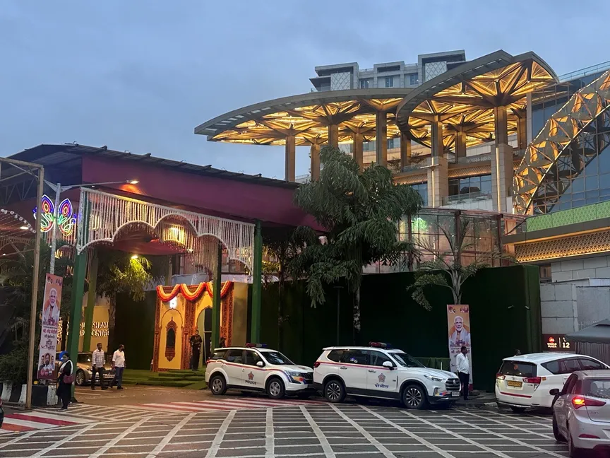 مقر إقامة زفاف نجل رجل الأعمال الهندي موكيش أمباني في مومباي بالهند وتظهر لافتات ترحيب برئيس الوزراء ناريندرا مودي. 11 يوليو 2024 - REUTERS