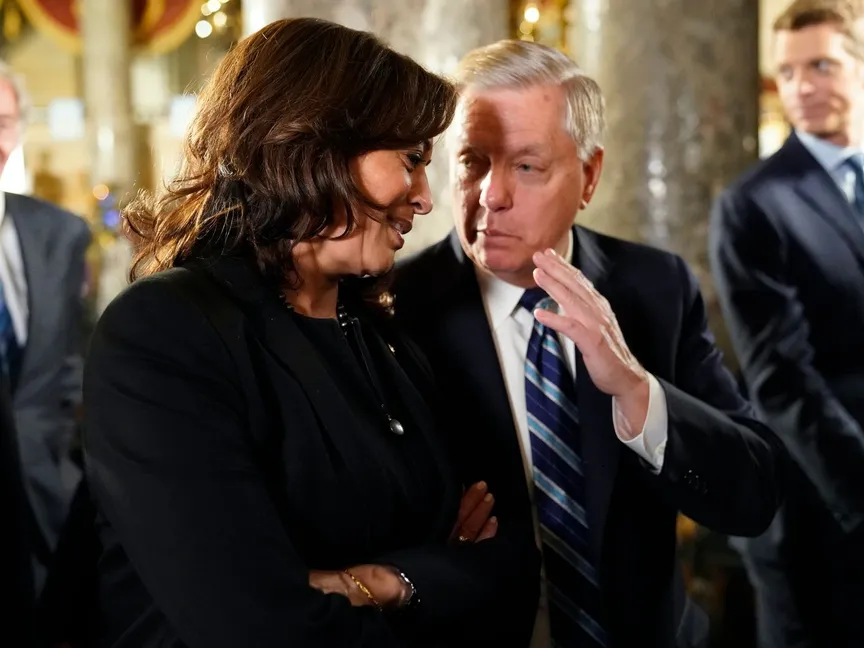 عضو مجلس الشيوخ ليندسي غراهام والديمقراطية كامالا هاريس قبل إلقاء الرئيس الأميركي دونالد ترمب خطابه عن "حال الاتحاد" في الكونغرس - 5 فبراير 2019 - REUTERS