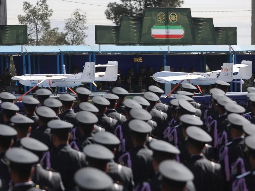 عرض طائرات بدون طيار خلال حفل استعراض يوم الجيش الوطني الإيراني في طهران. 18 أبريل 2025 - REUTERS