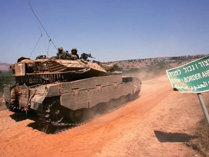 دبابة إسرائيلية تقوم بدورية على طول الحدود الإسرائيلية اللبنانية في 25 أغسطس 2006 - Reuters