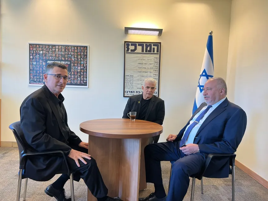 زعيم المعارضة يائير لبيد يتوسط رئيسيْ حزبيْ "إسرائيل بيتنا" أفيجدور ليبرمان و"الأمل الجديد" جدعون ساعر خلال اجتماع في تل أبيب. 29 مايو 2024 - @yairlapid