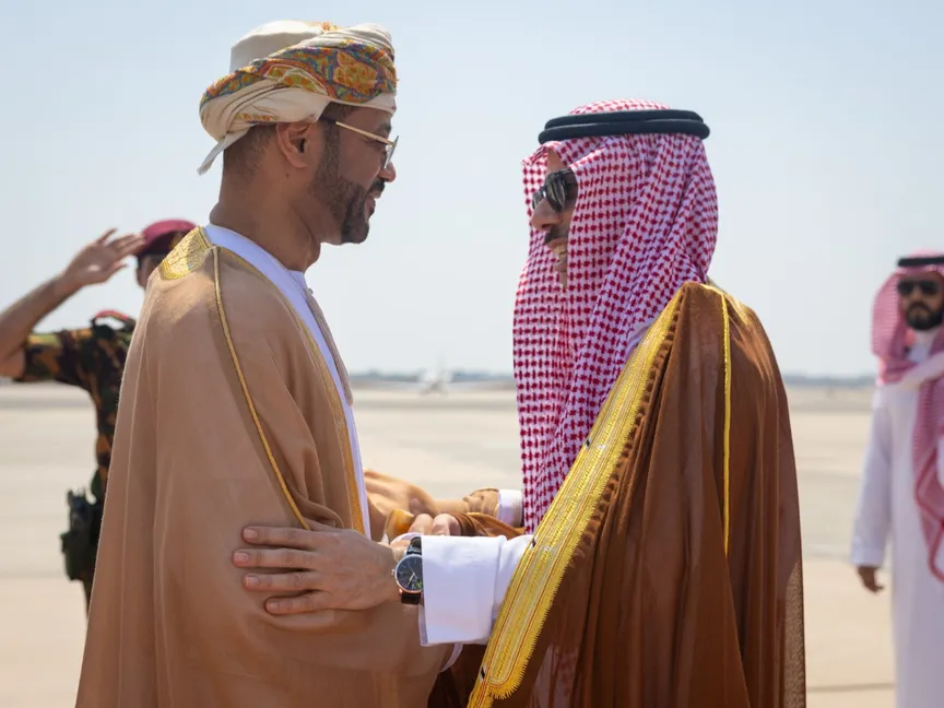وزير خارجية عُمان بدر البوسعيدي يستقبل وزير الخارجية السعودي الأمير فيصل بن فرحان لدى وصوله إلى مسقط. 8 يوليو 2026 - KSAMOFA