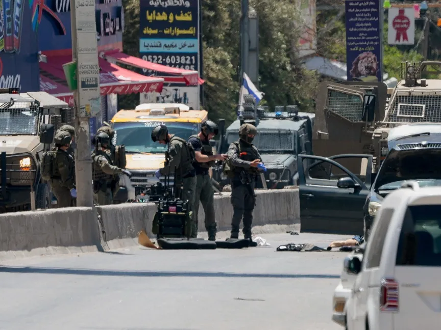 القوات الإسرائيلية خلال غارة أمنية على قلنديا بالضفة الغربية المحتلة. 11 مايو 2026 - Reuters