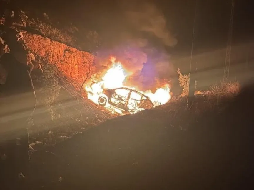 صورة متداولة للسيارة المستهدفة في الغارة الإسرائيلية على محافظة البقاع شرقي لبنان. 15 فبراير 2025 - مواقع التواصل الاجتماعي