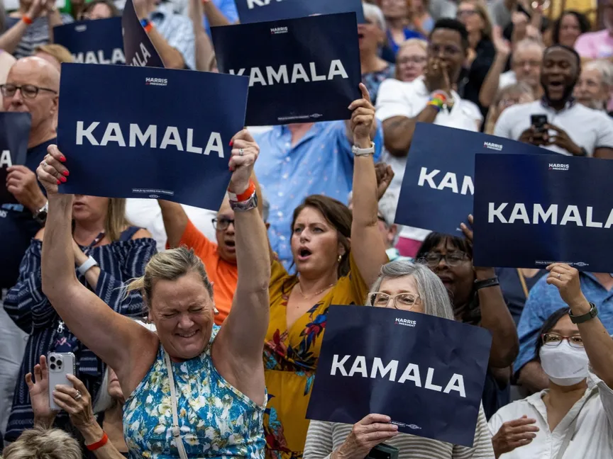 عدد من داعمي نائبة الرئيس الأميركي كامالا هاريس يرفعون لافتات تحمل اسمها في ولاية ويسكونسن. 23 يوليو 2024 - REUTERS