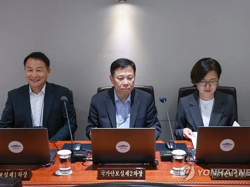 مستشارون لنواب مجلس الأمن القومي خلال اجتماع لمجلس الوزراء عقد في المكتب الرئاسي بكوريا الجنوبية. 15 يوليو 2025 - en.yna.co.kr