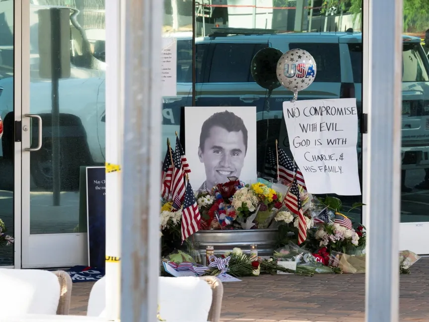مراسم تذكارية لتشارلي كيرك في فينيكس بولاية أريزونا، الولايات المتحدة، 10 سبتمبر 2025 - REUTERS