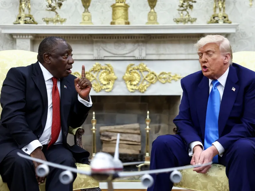 الرئيس الأميركي دونالد ترمب خلال استقبال نظيره الجنوب إفريقي سيريل رامافوزا في البيت الأبيض. 21 مايو 2025 - Reuters