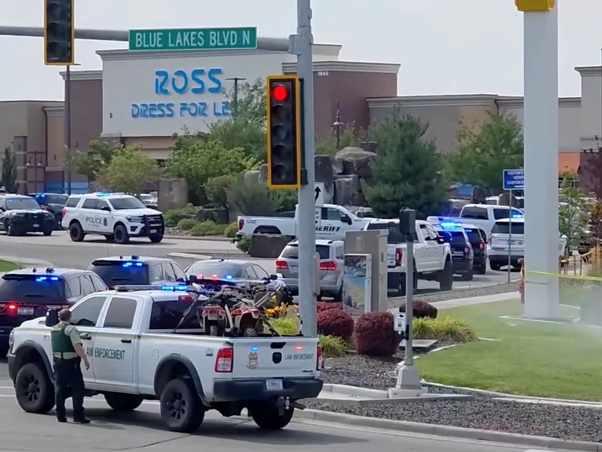 فرق الطوارئ في موقع حادث إطلاق نار في مدينة توين فولز بولاية أيداهو الأميركية. 1 أغسطس 2026 - REUTERS