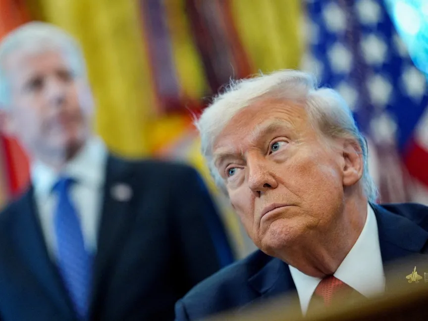 الرئيس الأميركي دونالد ترمب خلال التوقيع على أمر تنفيذي في البيت الأبيض. 6 أكتوبر 2025 - REUTERS