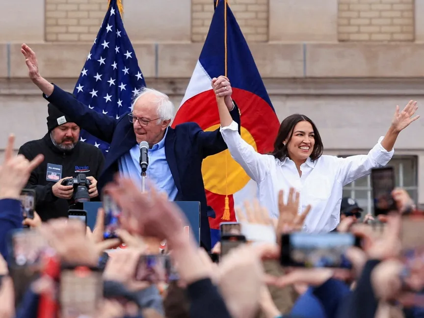 السناتور الأمريكي بيرني ساندرز والنائبة ألكساندريا أوكاسيو كورتيز يحضران مسيرة "محاربة الأوليغارشية" في دنفر كولورادو بالولايات المتحدة. 21 مارس 2025 - REUTERS