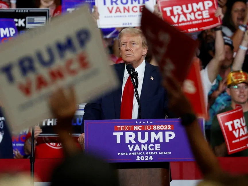 المرشح الجمهوري دونالد ترمب خلال حملته الانتخابية في مدينة شارلوت بولاية نورث كارولينا. 24 يوليو 2024 - REUTERS