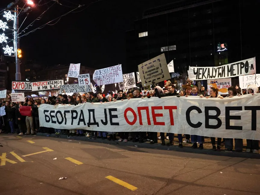المتظاهرون يحمملون لافتة مكتوب عليها "بلجراد أصبحت عالماً مرة أخرى"، خلال احتجاج ضد سياسات الحكومة، بعد سقوط عشرات الضحايا في كارثة محطة سكة حديد نوفي ساد في نوفمبر الماضي. بلجراد، صربيا. 22 ديسمبر 2024 - REUTERS