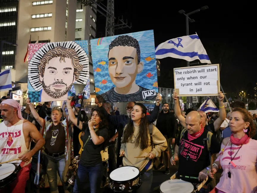 احتجاجات في تل أبيب ضد حكومة رئيس الوزراء بنيامين نتنياهو للمطالبة بإطلاق سراح المحتجزين في غزة. 26 أبريل 2025 - REUTERS