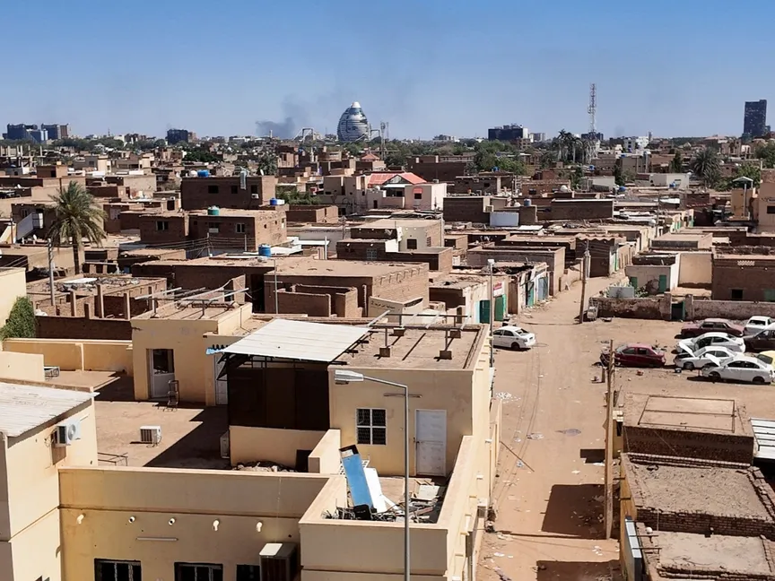منظر عام للدخان يتصاعد فوق المنازل بعد أن أحكم الجيش السوداني سيطرته على العاصمة الخرطوم من قوات الدعم السريع في جزيرة توتي، السودان. 24 مارس 2025 - Reuters