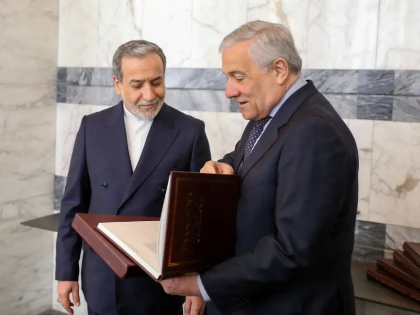 وزير الخارجية الإيطالي أنطونيو تاجاني يلتقي نظيره الإيراني عباس عراقجي قبل بدء المفاوضات النووية في روما. 19 أبريل 2025 - REUTERS
