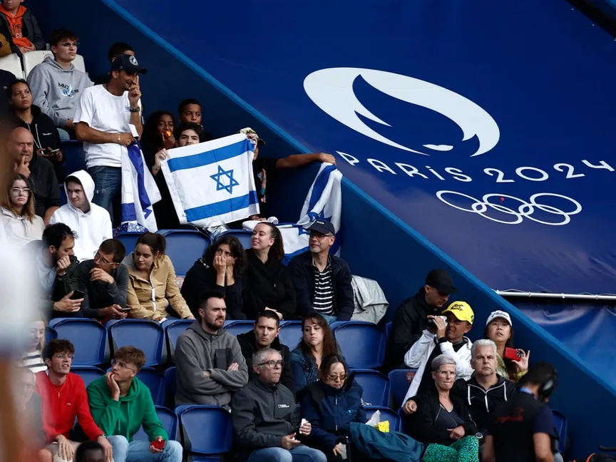مشجعون يرفعون العلم الإسرائيلي في المدرجات بباريس خلال مباراة إسرائيل ضد باراجواي بدورة الألعاب الأولمبية. 27 يوليو 2024 - رويترز