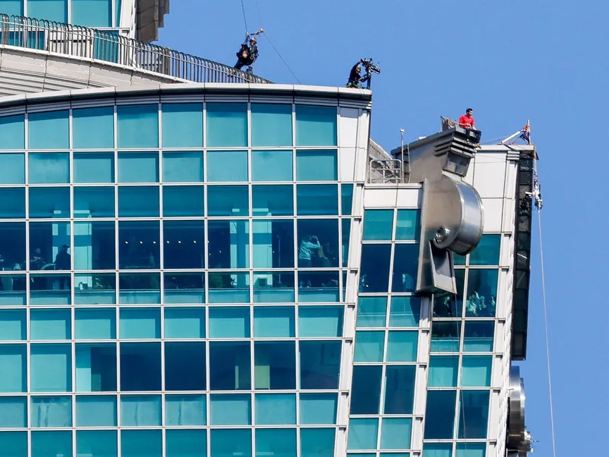 متسلق صخور أميركي يبلغ قمة ناطحة "تايبيه 101" من دون حبال